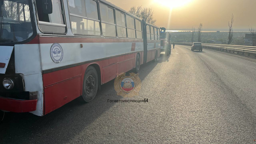 В Саратове мужчина погиб в столкновении двух легковушек и дачного автобуса