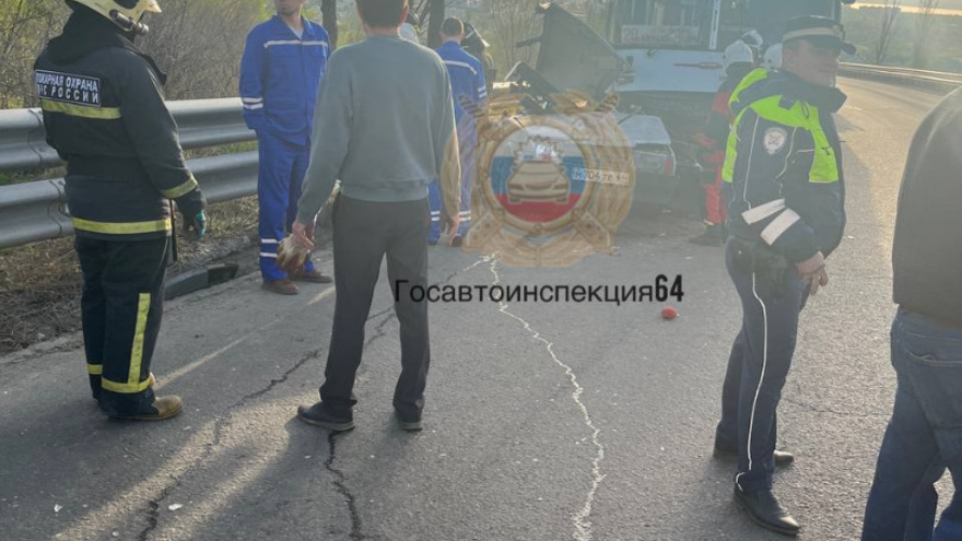 В Саратове мужчина погиб в столкновении двух легковушек и дачного автобуса