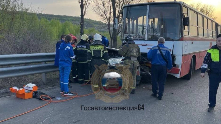 В Саратове мужчина погиб в столкновении двух легковушек и дачного автобуса