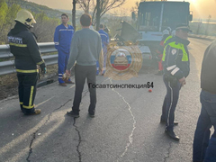 В Саратове мужчина погиб в столкновении двух легковушек и дачного автобуса