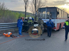 В Саратове мужчина погиб в столкновении двух легковушек и дачного автобуса