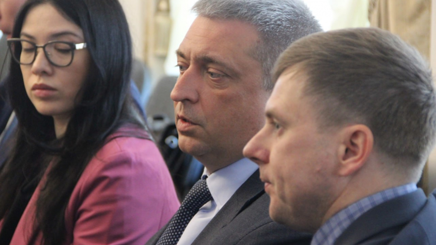 Власти надеются до лета получить проект ремонта убитой дороги на Братьев Никитиных (его должны были сделать еще к весне)
