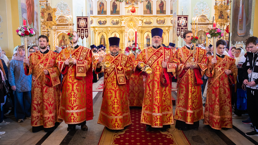 Митрополит Игнатий: саратовцы не поделили свечки, встречая Благодатный огонь