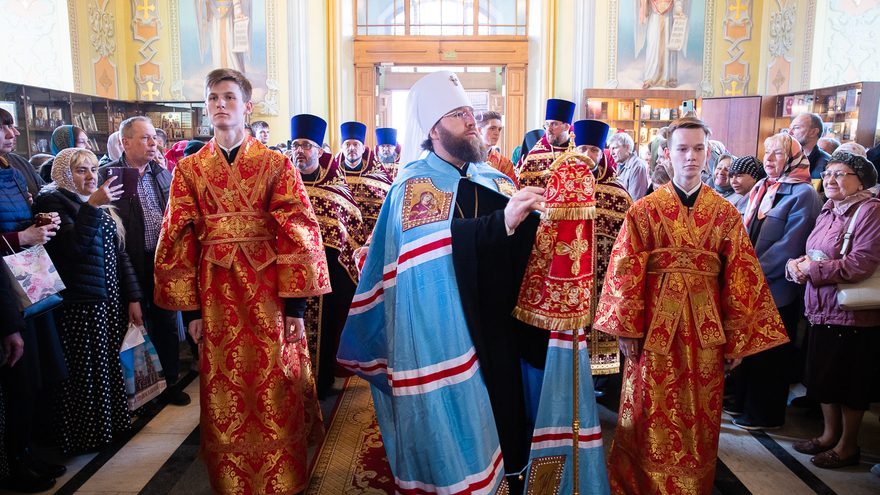 Митрополит Игнатий: саратовцы не поделили свечки, встречая Благодатный огонь