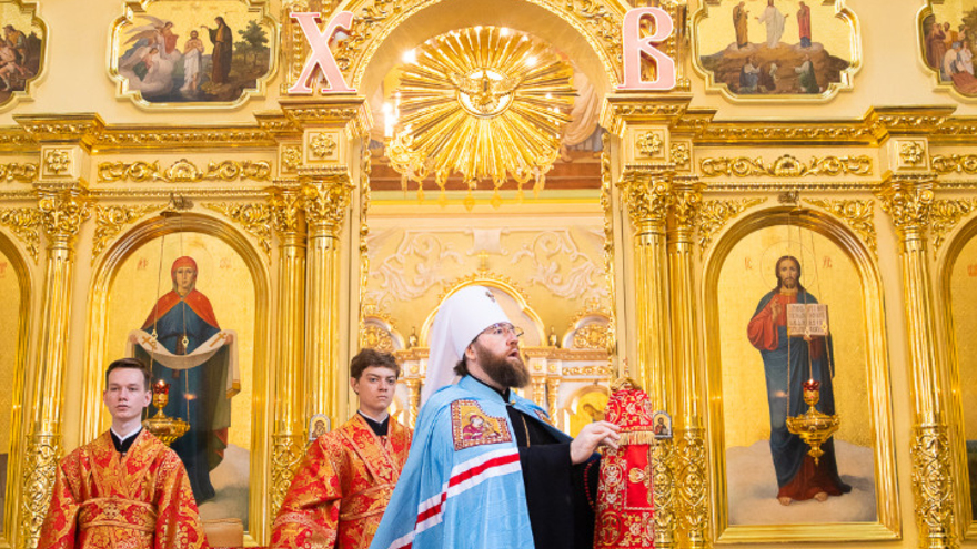 Митрополит Игнатий: саратовцы не поделили свечки, встречая Благодатный огонь