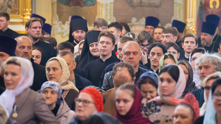 Митрополит Игнатий: саратовцы не поделили свечки, встречая Благодатный огонь