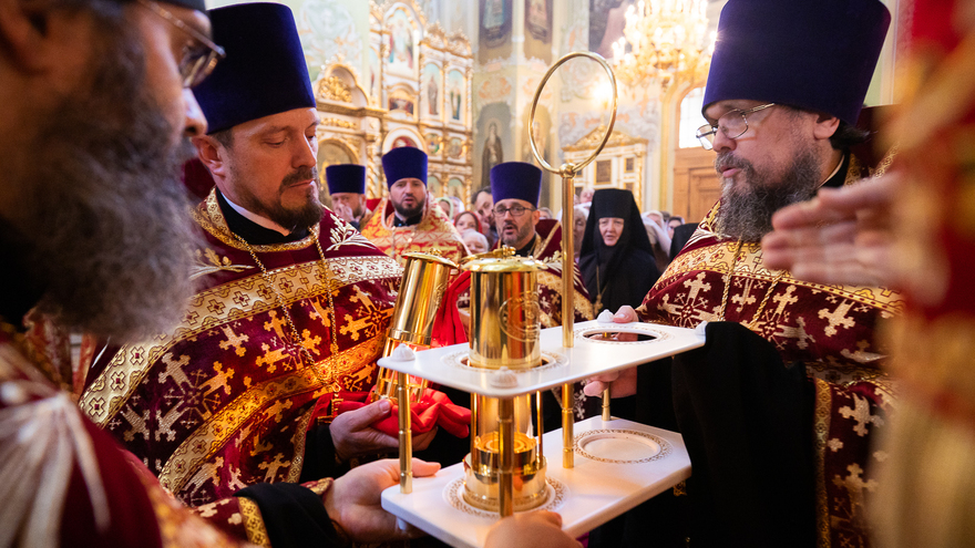 Митрополит Игнатий: саратовцы не поделили свечки, встречая Благодатный огонь
