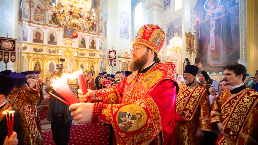 Митрополит Игнатий: саратовцы не поделили свечки, встречая Благодатный огонь