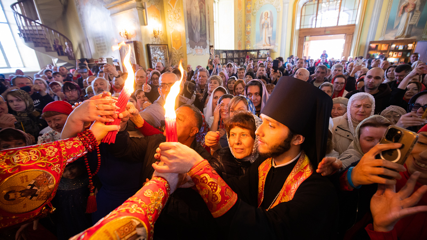 Митрополит Игнатий: саратовцы не поделили свечки, встречая Благодатный огонь