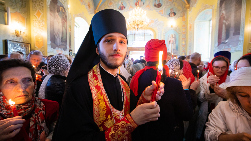 Митрополит Игнатий: саратовцы не поделили свечки, встречая Благодатный огонь