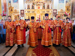 Митрополит Игнатий: саратовцы не поделили свечки, встречая Благодатный огонь