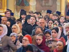 Митрополит Игнатий: саратовцы не поделили свечки, встречая Благодатный огонь