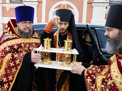 Митрополит Игнатий: саратовцы не поделили свечки, встречая Благодатный огонь