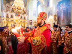 Митрополит Игнатий: саратовцы не поделили свечки, встречая Благодатный огонь