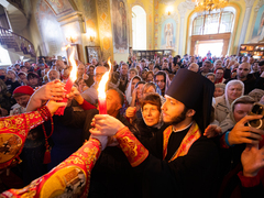 Митрополит Игнатий: саратовцы не поделили свечки, встречая Благодатный огонь