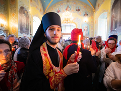 Митрополит Игнатий: саратовцы не поделили свечки, встречая Благодатный огонь