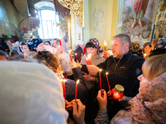 Митрополит Игнатий: саратовцы не поделили свечки, встречая Благодатный огонь