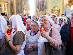 Митрополит Игнатий: саратовцы не поделили свечки, встречая Благодатный огонь