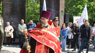 Под песню Shaman, ритуал с кадилом и мусульманскую молитву: в Саратове на мемориал занесли имена 250 погибших на СВО