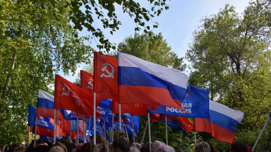 В Саратове почтили память погибших в ВОВ у монумента Воину-освободителю