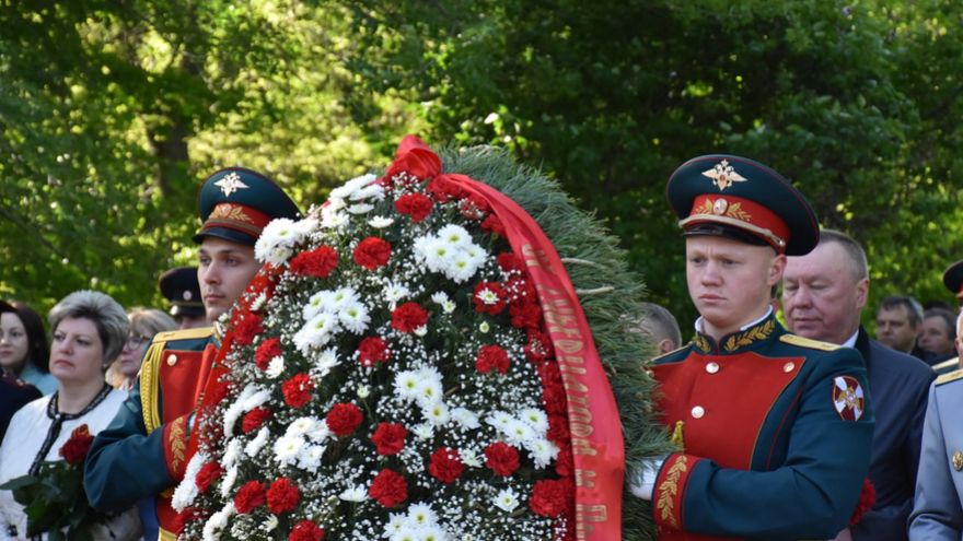 В Саратове почтили память погибших в ВОВ у монумента Воину-освободителю