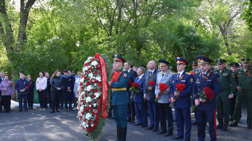 В Саратове почтили память погибших в ВОВ у монумента Воину-освободителю