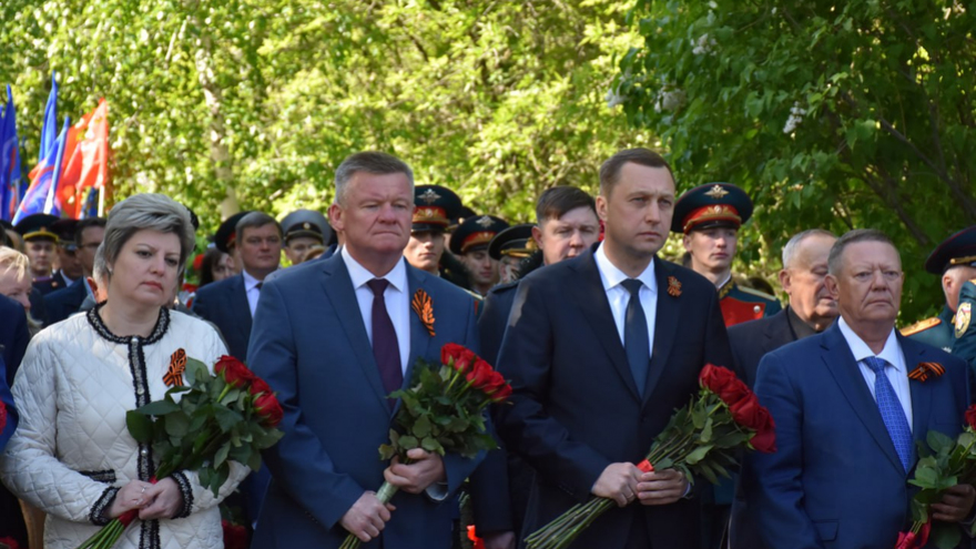 В Саратове почтили память погибших в ВОВ у монумента Воину-освободителю
