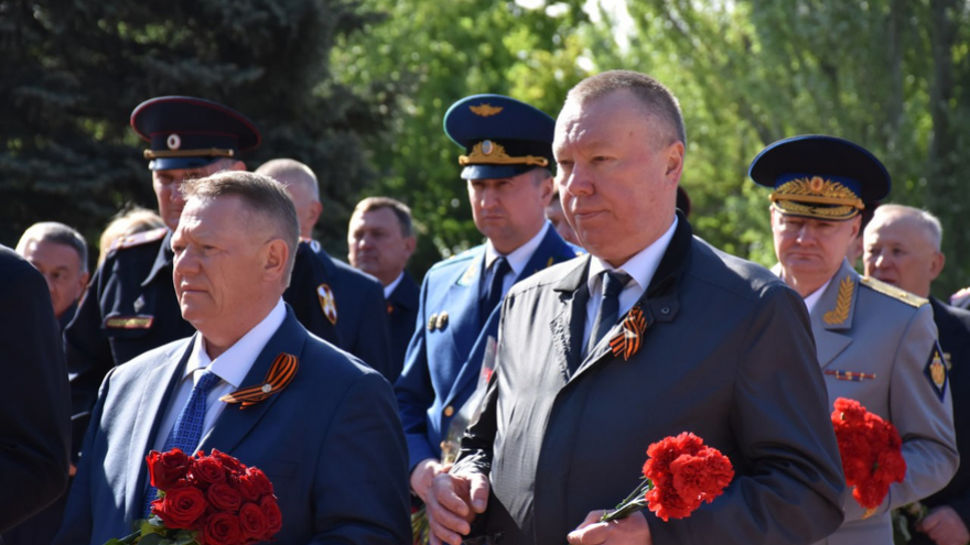 В Саратове почтили память погибших в ВОВ у монумента Воину-освободителю