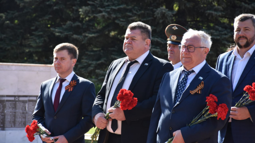В Саратове почтили память погибших в ВОВ у монумента Воину-освободителю