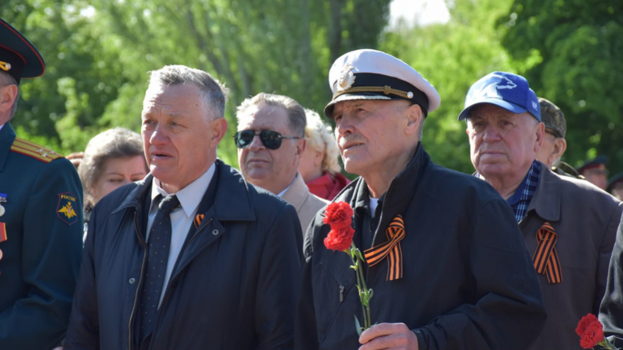 В Саратове почтили память погибших в ВОВ у монумента Воину-освободителю