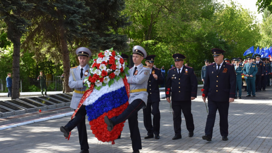 В Саратове почтили память погибших в ВОВ у монумента Воину-освободителю