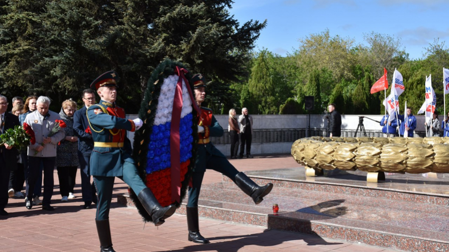В Саратове почтили память погибших в ВОВ у монумента Воину-освободителю