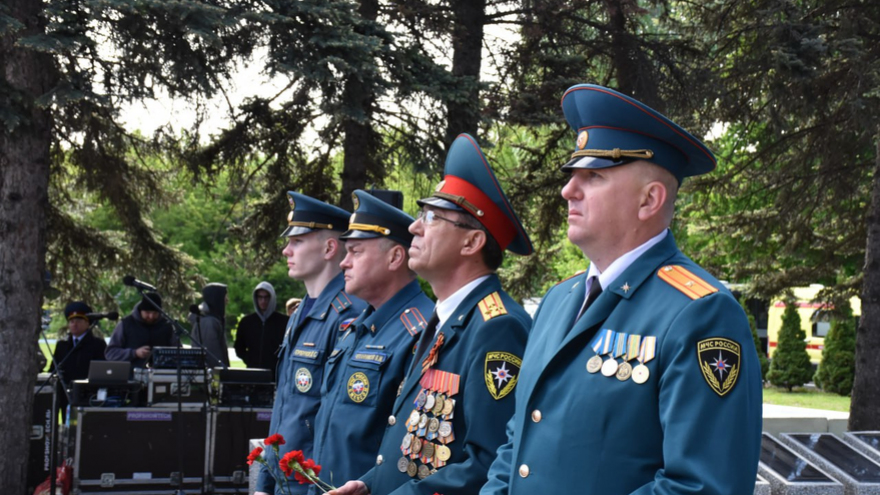 В Саратове почтили память погибших в ВОВ у монумента Воину-освободителю