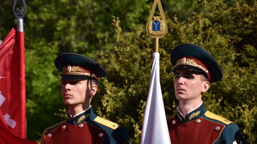 В Саратове почтили память погибших в ВОВ у монумента Воину-освободителю