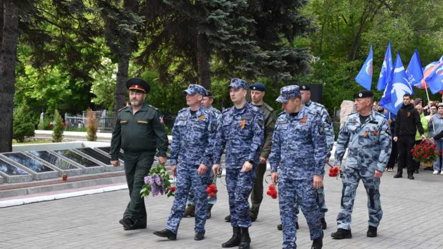 В Саратове почтили память погибших в ВОВ у монумента Воину-освободителю