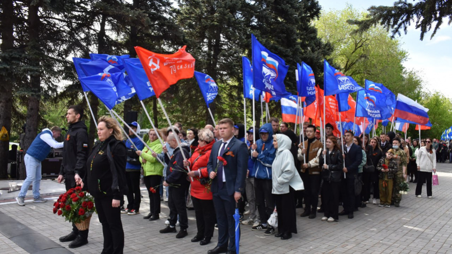 В Саратове почтили память погибших в ВОВ у монумента Воину-освободителю