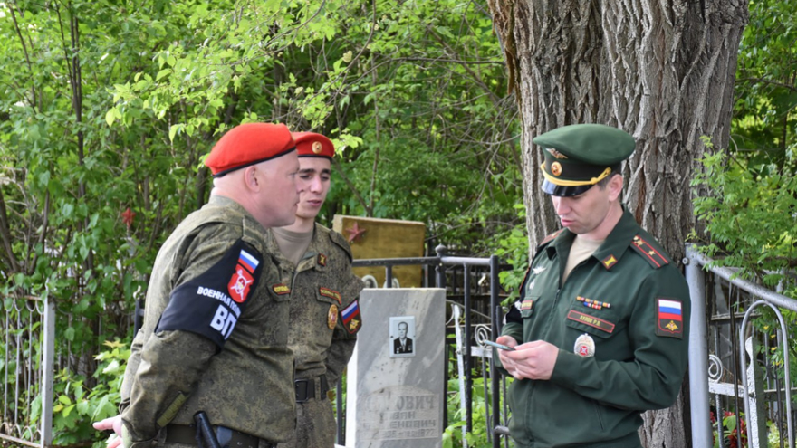 В Саратове почтили память погибших в ВОВ у монумента Воину-освободителю