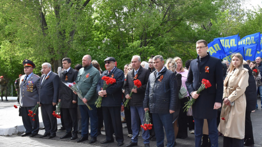 В Саратове почтили память погибших в ВОВ у монумента Воину-освободителю