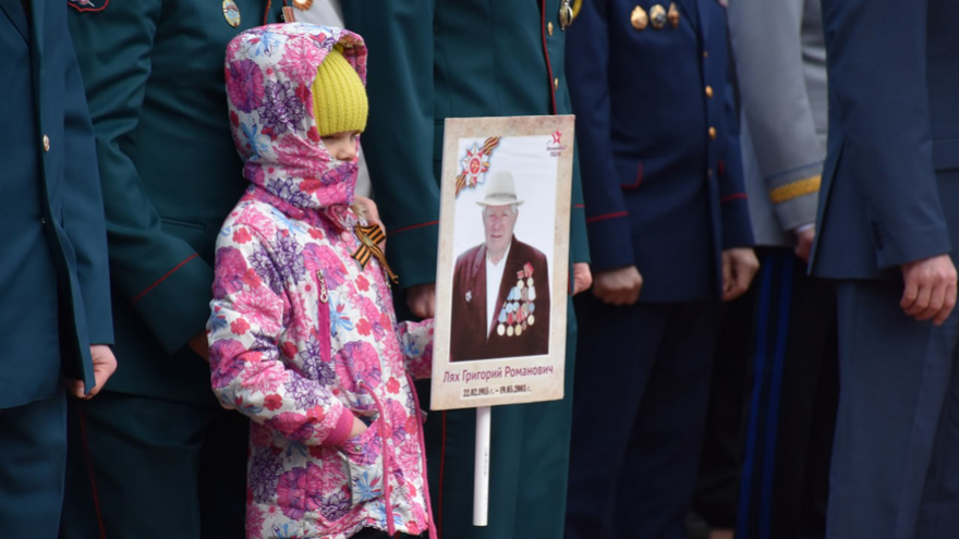 В Саратове почтили память погибших в ВОВ у монумента Воину-освободителю