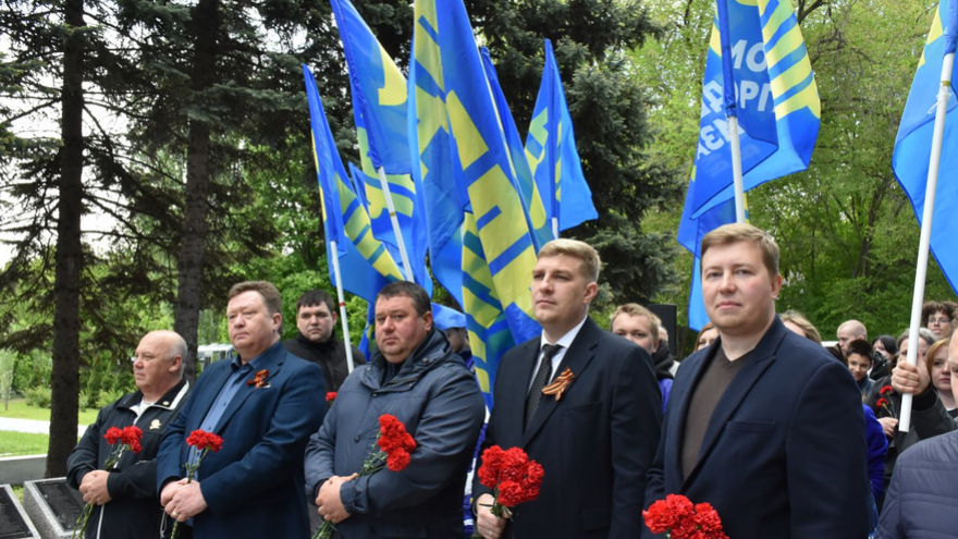 В Саратове почтили память погибших в ВОВ у монумента Воину-освободителю