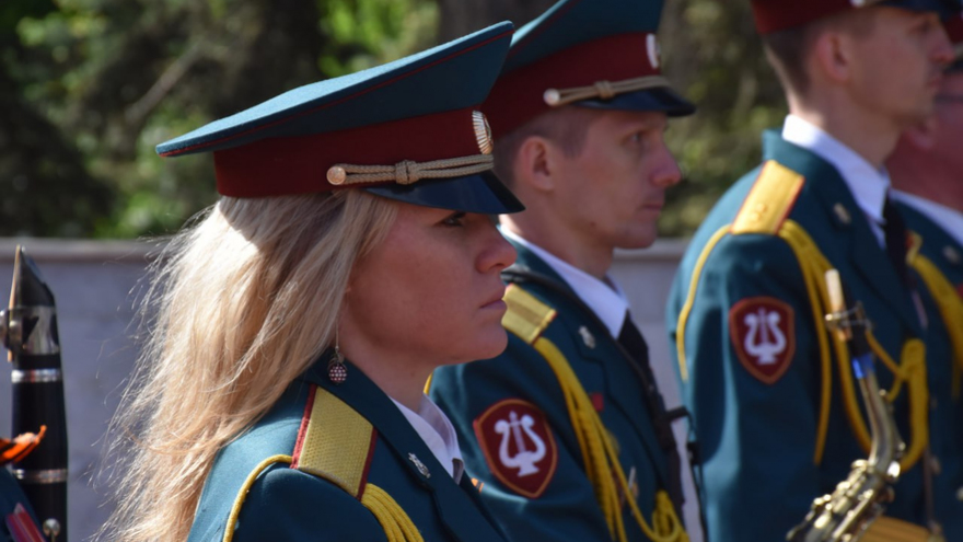 В Саратове почтили память погибших в ВОВ у монумента Воину-освободителю