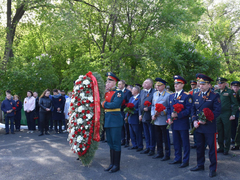 В Саратове почтили память погибших в ВОВ у монумента Воину-освободителю