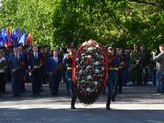 В Саратове почтили память погибших в ВОВ у монумента Воину-освободителю
