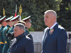 В Саратове почтили память погибших в ВОВ у монумента Воину-освободителю