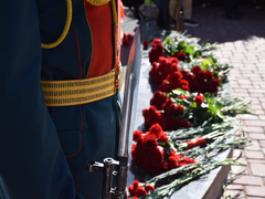 В Саратове почтили память погибших в ВОВ у монумента Воину-освободителю