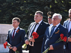В Саратове почтили память погибших в ВОВ у монумента Воину-освободителю