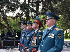 В Саратове почтили память погибших в ВОВ у монумента Воину-освободителю