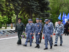 В Саратове почтили память погибших в ВОВ у монумента Воину-освободителю