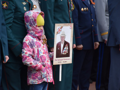 В Саратове почтили память погибших в ВОВ у монумента Воину-освободителю