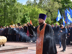 В Саратове почтили память погибших в ВОВ у монумента Воину-освободителю